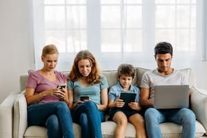 Los especialistas advierten que las pantallas no pueden reemplazar el contacto afectuoso y cercano de las conversaciones cara a cara