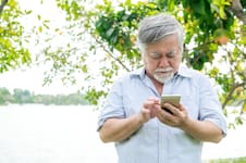 Los especialistas alertan sobre los efectos indirectos del scrolling en los adultos mayores