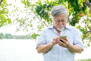 Los especialistas alertan sobre los efectos indirectos del scrolling en los adultos mayores