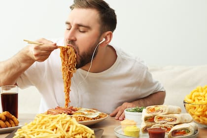 Los especialistas advierten que no sirve pasar del ayuno a un atracón, sino que la restricción debe estar enmarcada en una dieta equilibrada el resto del tiempo