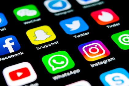 Los especialistas alertan que ha cambiado el uso de las redes sociales: en la medida en que el contenido público está dominado por usuarios profesionales, las publicaciones espontáneas quedan para grupos cerrados
