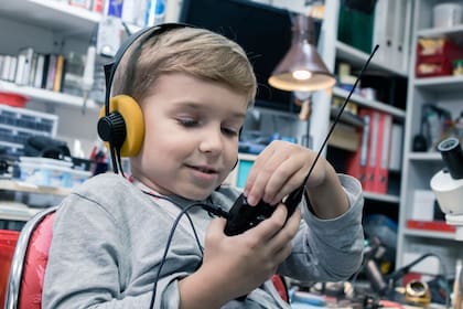 Los especialistas aseguran que es crucial evaluar la madurez y capacidad del niño antes de dejarlo solo en casa