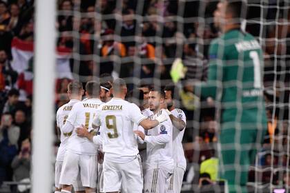 Los especialistas aseveran que la crisis del fútbol generada por el coronavirus afectará levemente menos a Real Madrid que a Barcelona por una cuestión de edad de los jugadores.