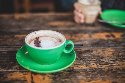 Los especialistas coinciden en que la clave para alcanzar los beneficios del café está en la moderación y en evitar preparaciones con grandes cantidades de azúcar, jarabes, cremas o ingredientes ultraprocesados