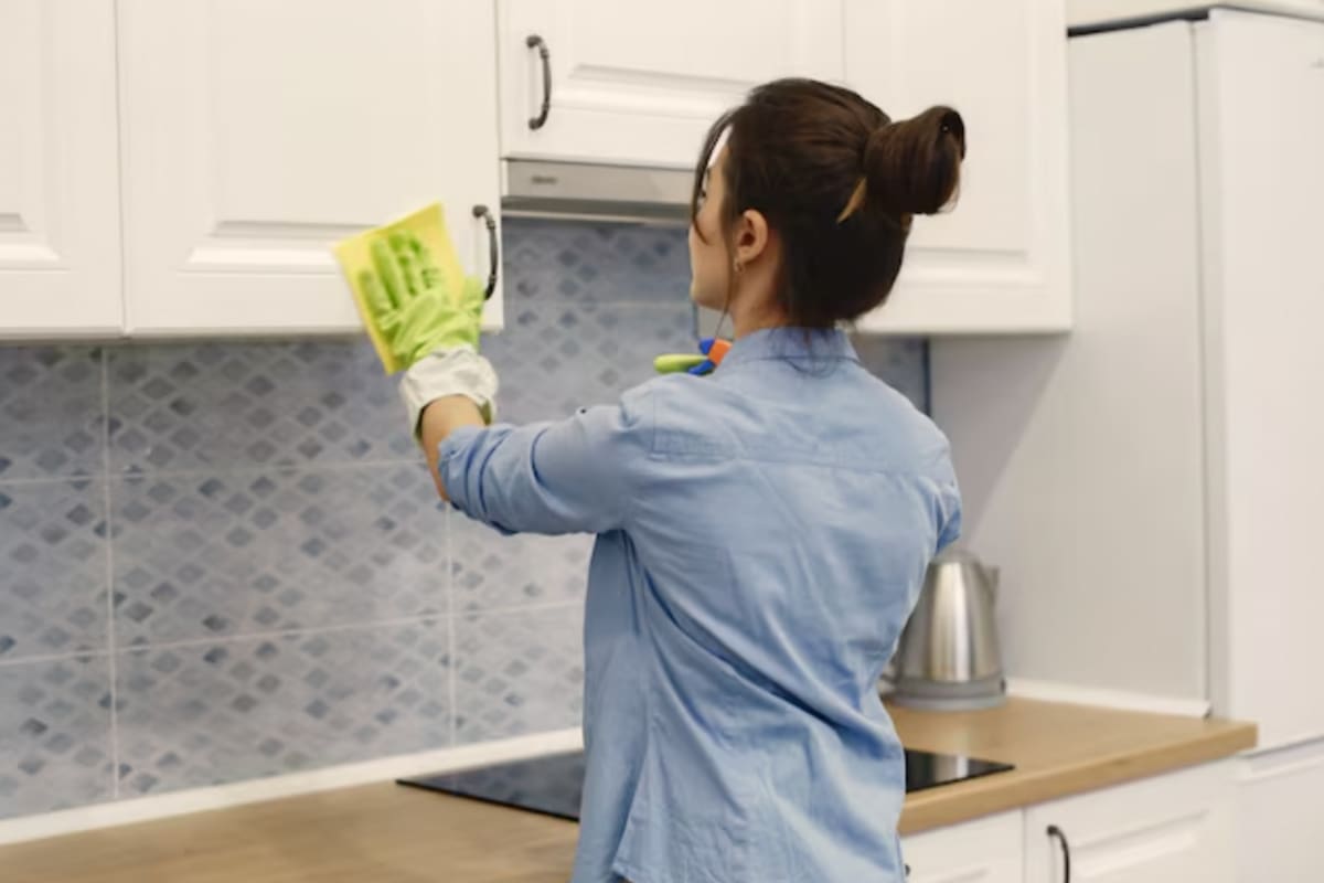 Los especialistas coinciden: hablar solo mientras se hacen las tareas del hogar es beneficioso para el cerebro