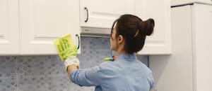 Los psicólogos coinciden: hablar solo mientras se hacen las tareas del hogar es beneficioso para el cerebro
