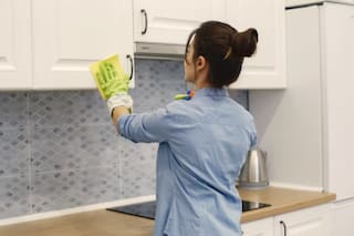 Los psicólogos coinciden: hablar solo mientras se hacen las tareas del hogar es beneficioso para el cerebro