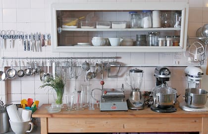 Los especialistas concuerdan en que hay que elegir bien cuáles son los electrodomésticos que pueden quedar sobre la mesada como decoración