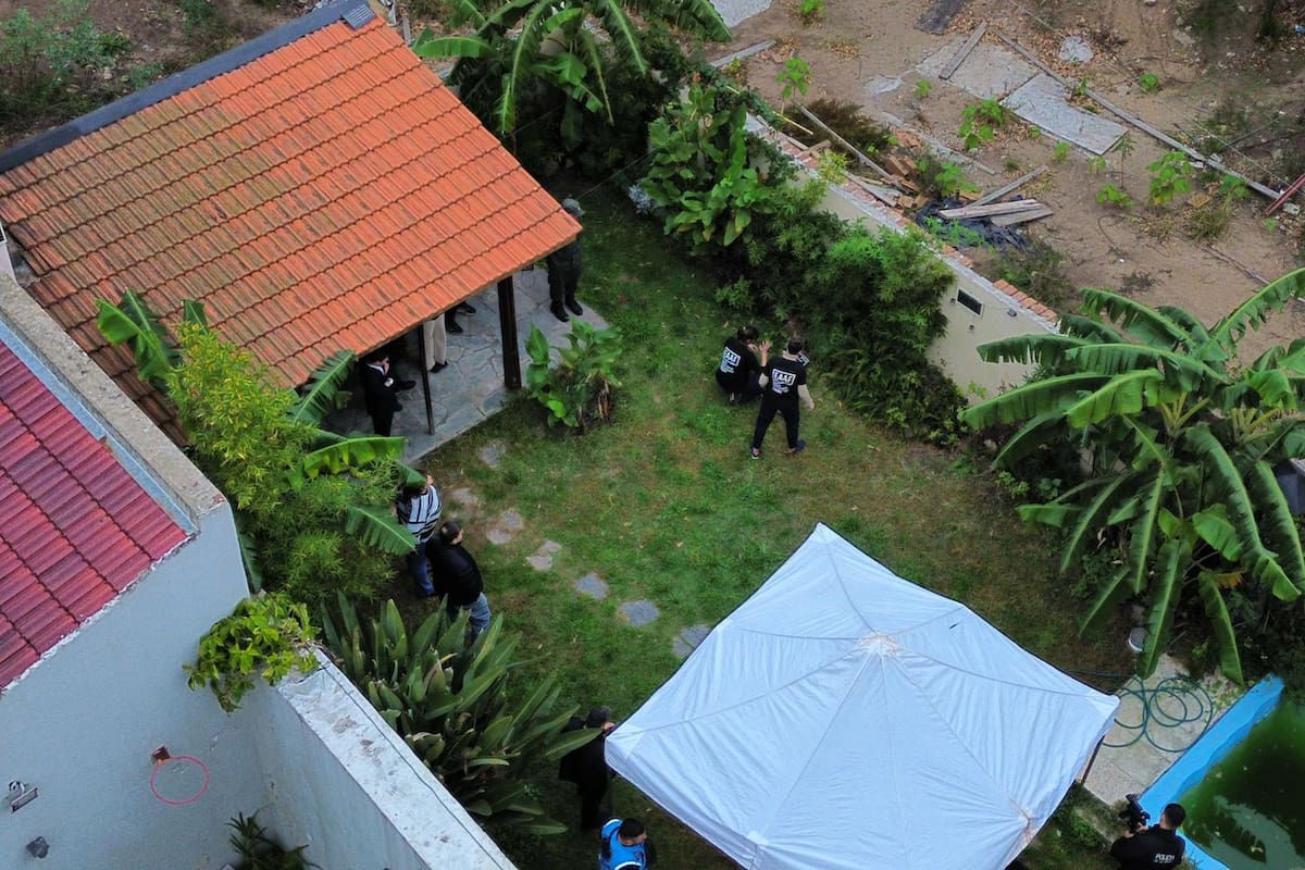 Los especialistas del Equipo Argentino de Antropología Forense (EAAF) trabajan en el jardín de la casa de la familia Graf