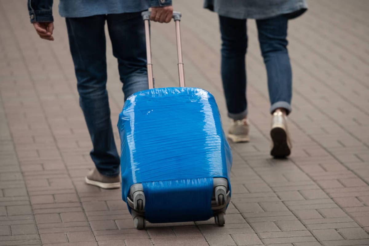 Los especialistas explican si es mejor envolver las valijas antes de viajar o no.
