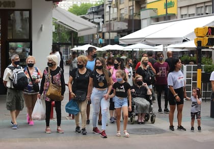 Los especialistas insisten en el uso de barbijo en espacios públicos para contener el Covid-19