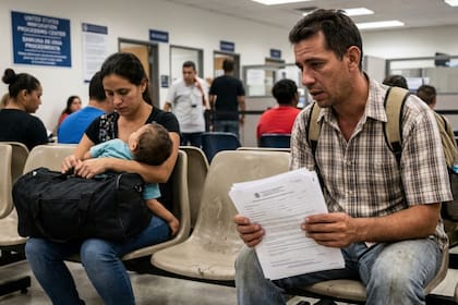 Los especialistas recomiendan a los afectados explorar el ajuste de estatus hacia una residencia permanente