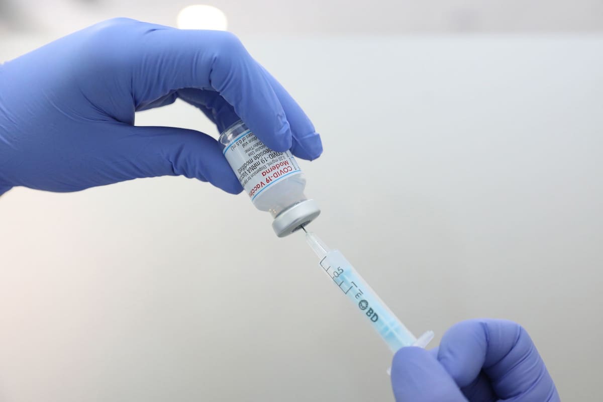 Los especialistas recomiendan, además de la vacunación, mantener las medidas de prevención