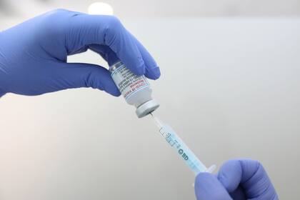 Los especialistas recomiendan, además de la vacunación, mantener las medidas de prevención