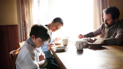 Los especialistas recomiendan crear rutinas en las que los padres compartan la comida con sus hijos