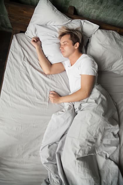 Los especialistas recomiendan dormir de costado, del lado izquierdo
