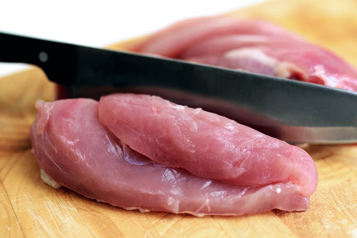 Los especialistas recomiendan no lavar la carne cruda