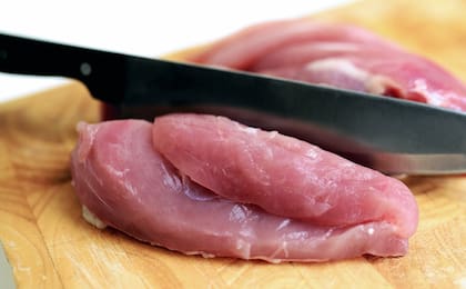 Los especialistas recomiendan no lavar la carne cruda