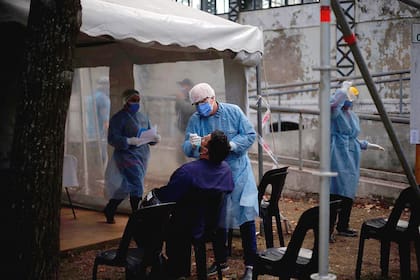 Los especialistas reconocen que los testeos para identificar a los asintomáticos son clave