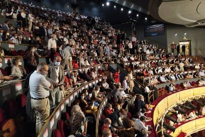 Los espectadores asisten a una representación de ópera que fue suspendida tras las quejas por falta de distanciamiento social, en medio del brote de la enfermedad del coronavirus (COVID-19), en el Teatro Real de Madrid.