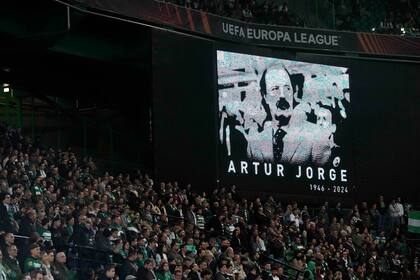 Los espectadores guardan un minuto de silencio en memoria del ex futbolista y técnico Artur Jorge previo al partido de la Liga Europa entre Sporting Lisboa y Young Boys, el martes 20 de febrero de 2024, en Lisboa. (AP Foto/Armando Franca)