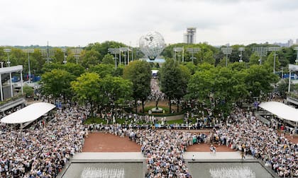 Los espectadores hacen fila para ingresar en el estadio Arthur Ashe previo a la final del Abierto de Estados Unidos entre Carlos Alcaraz y Jannik Sinner, el domingo 7 de septiembre de 2025, en Nueva York. (AP Foto/Yuki Iwamura)
