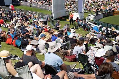 Los espectadores, sin mascarilla y sin mantener el distanciamiento social, asisten a un partido de cricket entre Nueva Zelanda y Pakistán en Hagley Oval en Christchurch el 4 de enero de 2021