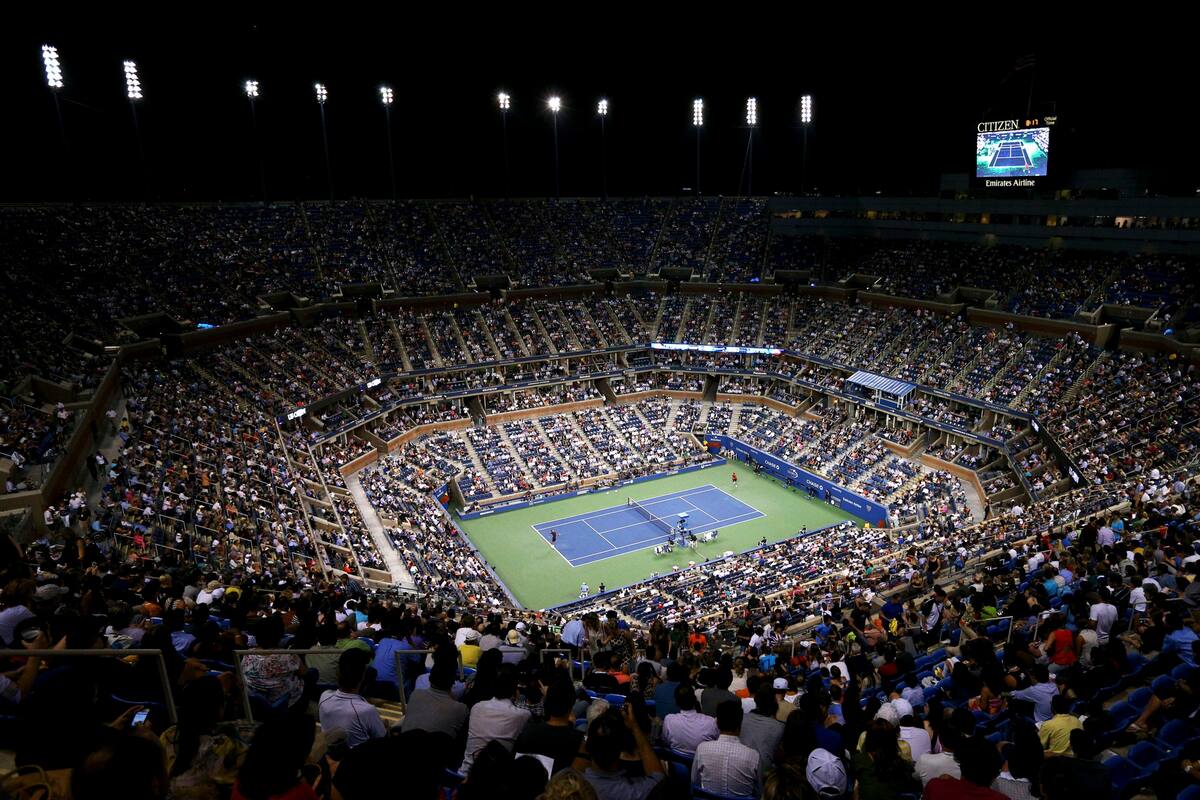 Los espectadores ven el partido de cuartos de final individual masculino entre Novak Djokovic de Serbia y Juan Martin Del Potro de Argentina dentro del Estadio Arthur Ashe en el Día Once del Abierto de Estados Unidos 2012 en el Centro Nacional de Tenis Billie Jean King de la USTA el 6 de septiembre
