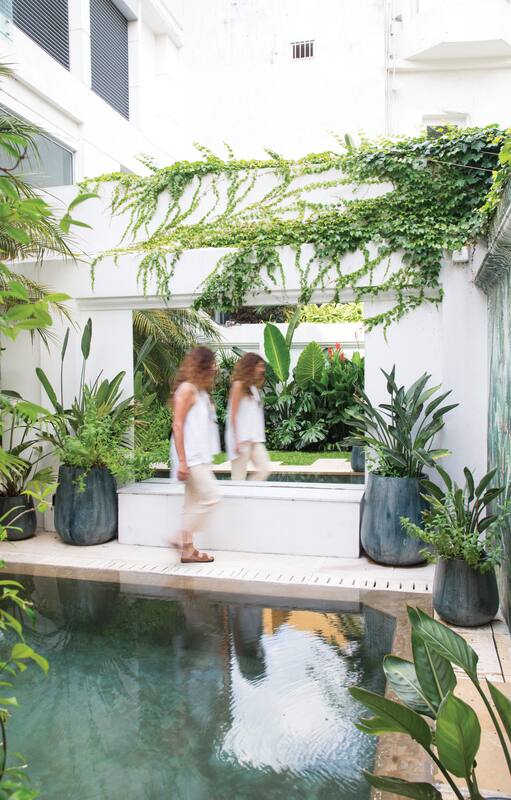 Los espejos en el jardín son un recurso para dar sensación de mayor amplitud y multiplicar las visuales.