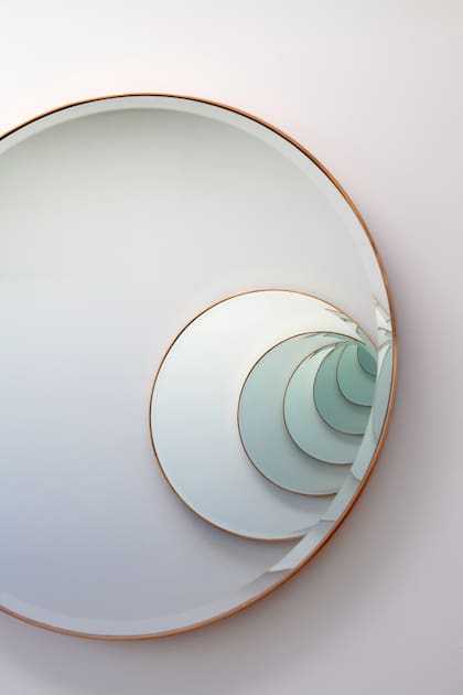 Los espejos enfrentados y sus reflejos infinitos