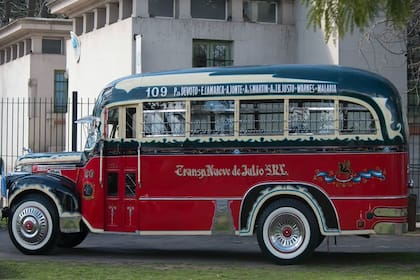 Los espejos fileteados, banderines de fútbol y muñequitos colgantes eran características de la decoración.