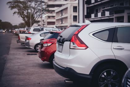 Los espejos laterales y el retrovisor son herramientas vitales para estacionar sin inconvenientes.