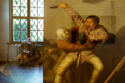 "Los espíritus del museo" integra una serie de 40 imágenes publicadas en un fotolibro