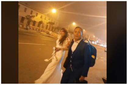 Los esposos no tenían para pagar un taxi por lo que decidieron irse en autobus. FOTO: Tik Tok: @dordri25- captura de pantalla