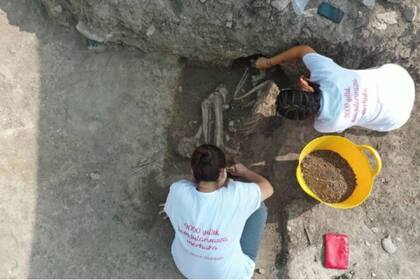Los esqueletos encontrados en el patio de los edificios tienen una antigüedad de 8500 años y posiblemente sean los restos de los seres humanos más antiguos de la región
