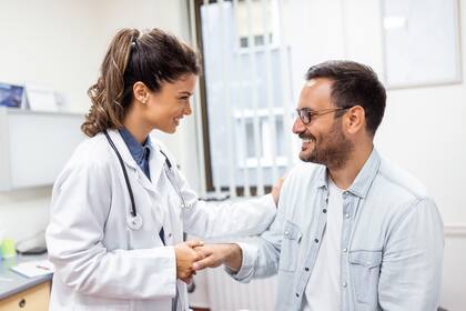 Los establecimientos licenciados y profesionales de la salud tienen la obligación de devolver al paciente el monto pagado de más dentro de los 30 días posteriores a la fecha en que determinaron que existió un sobrepago