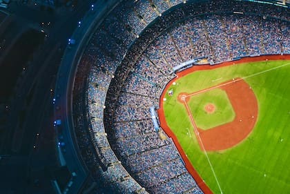 Los estadios de la MLB cuentan con cámaras para detectar los lanzamientos (Unsplash)
