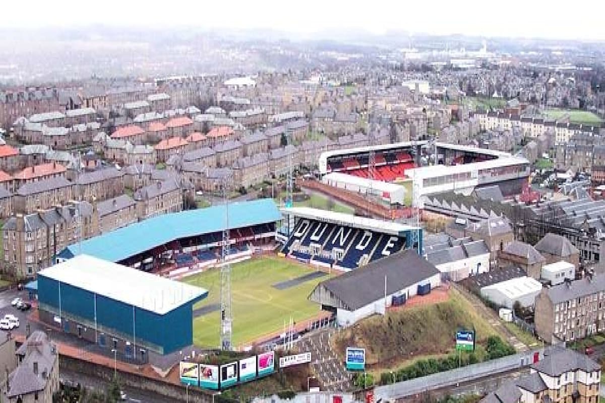 Los estadios de los dos equipos de Dundee. En primer lugar, el del equipo homónimo. Detrás, el del United, que ascendió en los escritorios gracias al voto de su clásico rival.