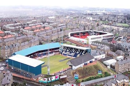 Como Racing e Independiente: los estadios de los dos clubes de Dundee; en primer lugar, el del FC, y detrás, el del United, que ascendió gracias al voto de su clásico rival.