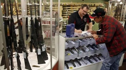 Los estadounidenses aprovecharon los descuentos del Black Friday para comprar armas