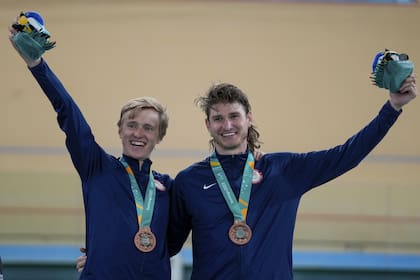Los estadounidenses Colby Lange y Grant Koontz festejan la obtención de la medalla de bronce en el madison masculino de ciclismo pista