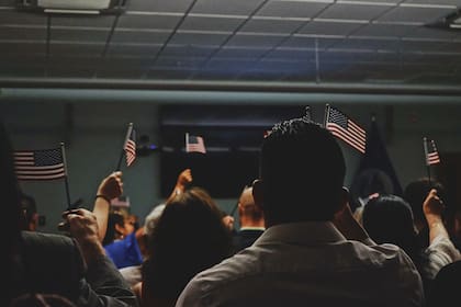 Los estadounidenses pueden ser patrocinadores de sus familiares extranjeros para llevarlos a EE.UU.