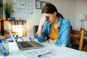 Los estafadores hacen creer a los estudiantes que pueden obtener una ayuda financiera a través de las becas falsas