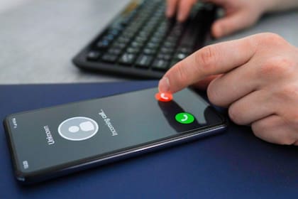 Los estafadores muchas veces apelan directamente a llamados mediante WhatsApp