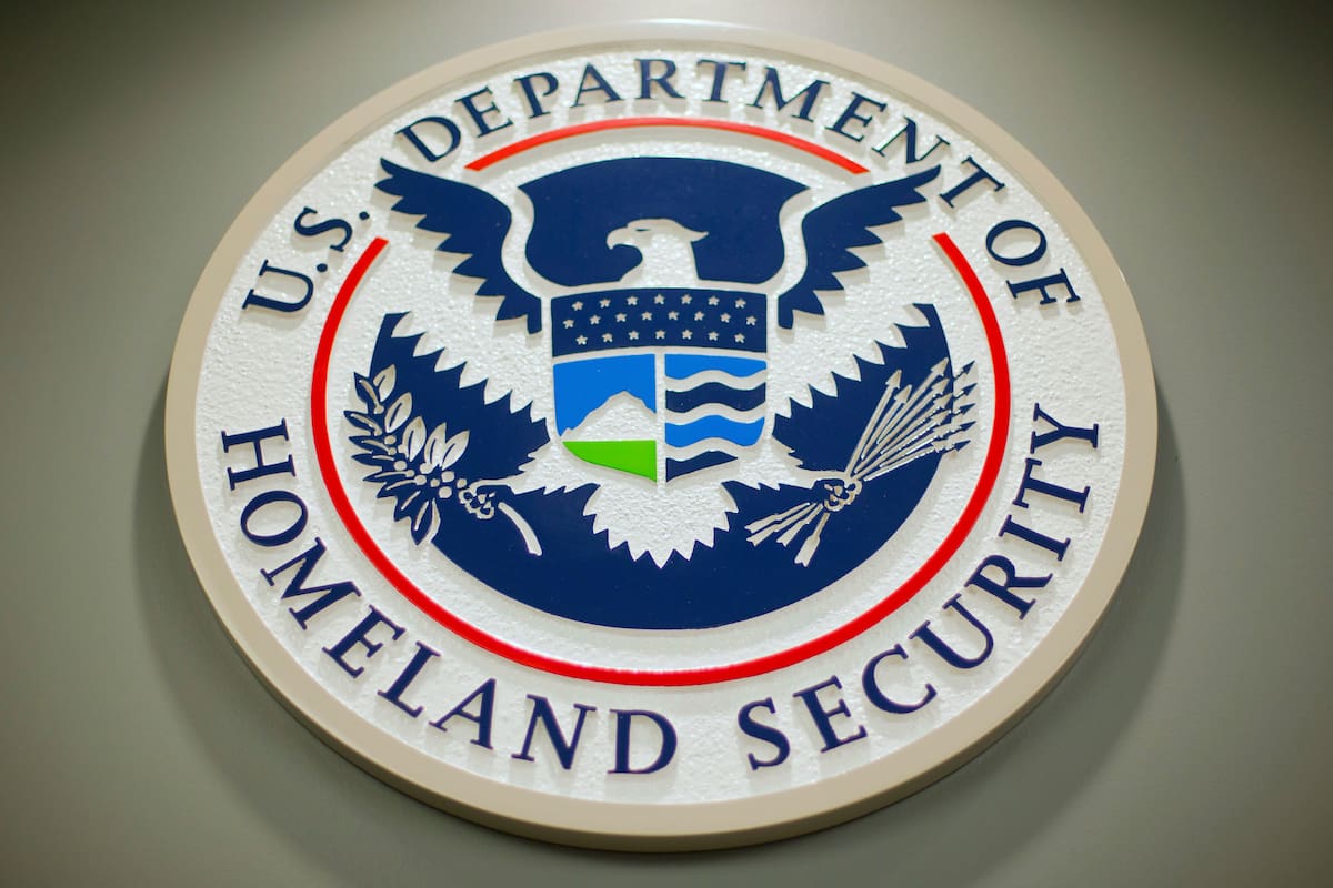 Los estándares del Ice para arrestos de migrantes sin orden judicial son insuficientes, dice jueza