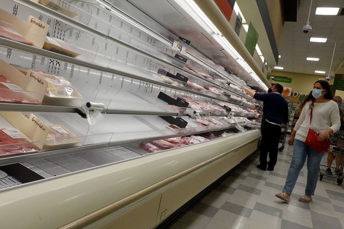 Los estantes que exhiben carne están parcialmente vacíos mientras los compradores recorren un supermercado el 11 de enero de 2022 en Miami, Florida.