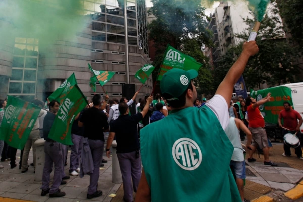 Los estatales de todo el país encabezan hoy una huelga contra los despidos en la administración pública