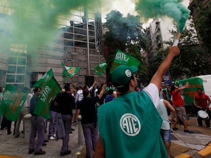 La medida no tiene el aval unánime de los gremios estatales