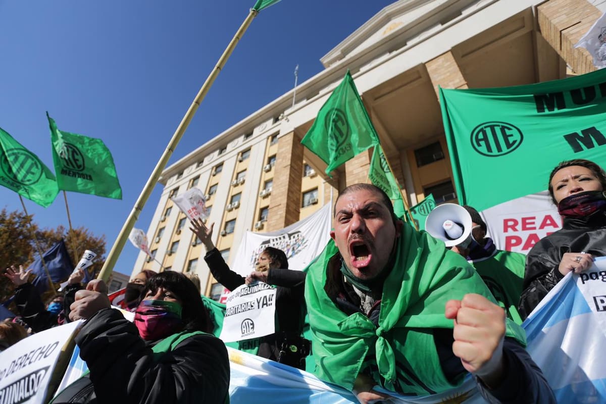 Los estatales empezaron a movilizarse hoy en rechazo de la medida anunciada por el gobernador. Los salarios más bajos, de menos de 40.000 pesos, recién percibirán el SAC en setiembre. El resto de empleados, hasta fin de año.