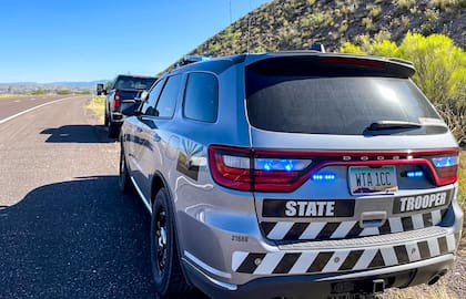Los estatutos de Arizona establecen que una persona no podrá conducir un vehículo de motor en una carretera sin una licencia de conducir válida